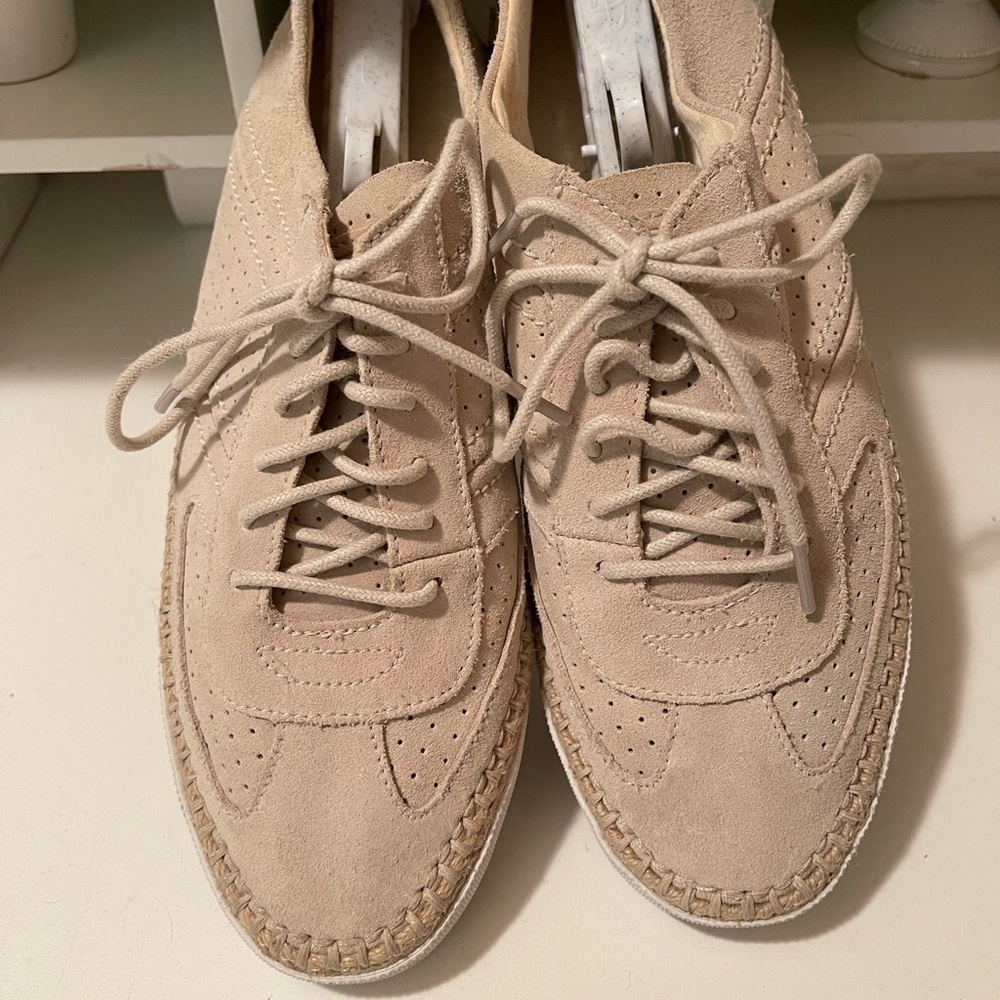 Coach beautiful shoes cream color with gorgeous design. Beautiful, comfy shoes.